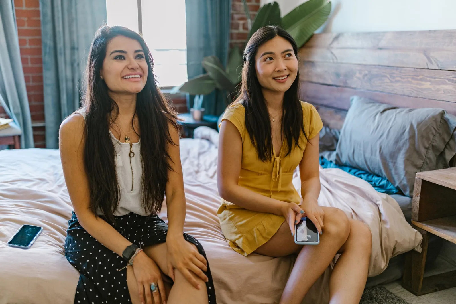 Nhóm bạn kiểm tra phòng homestay trước khi nhận phòng