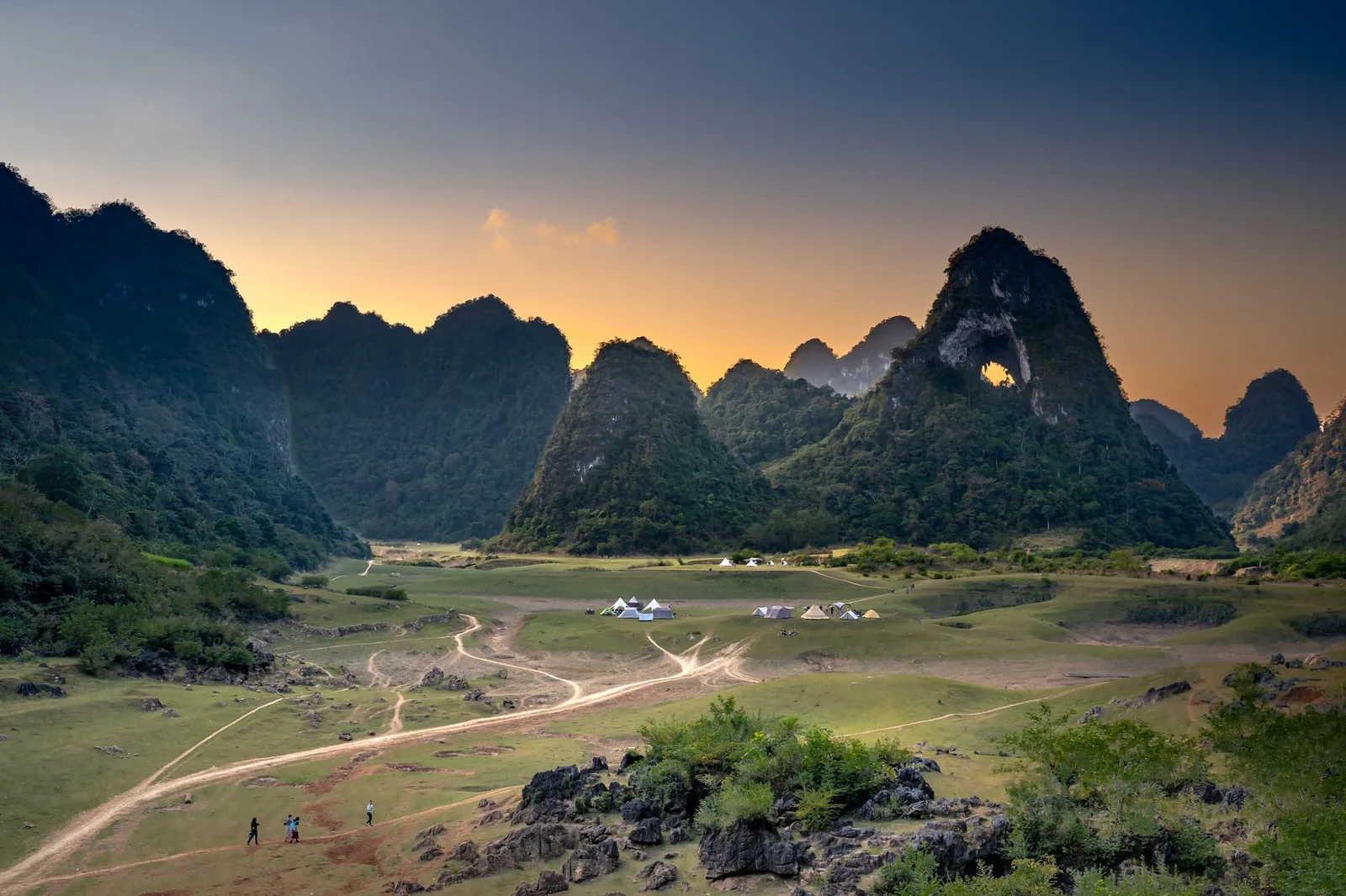 Xe đạp bên homestay giữa núi đá vôi Ninh Bình