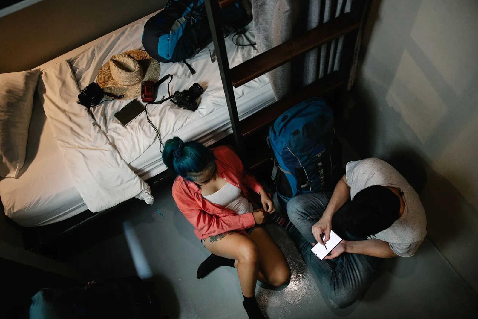 Nhóm bạn trẻ cùng kiểm tra ngân sách cho chuyến lưu trú