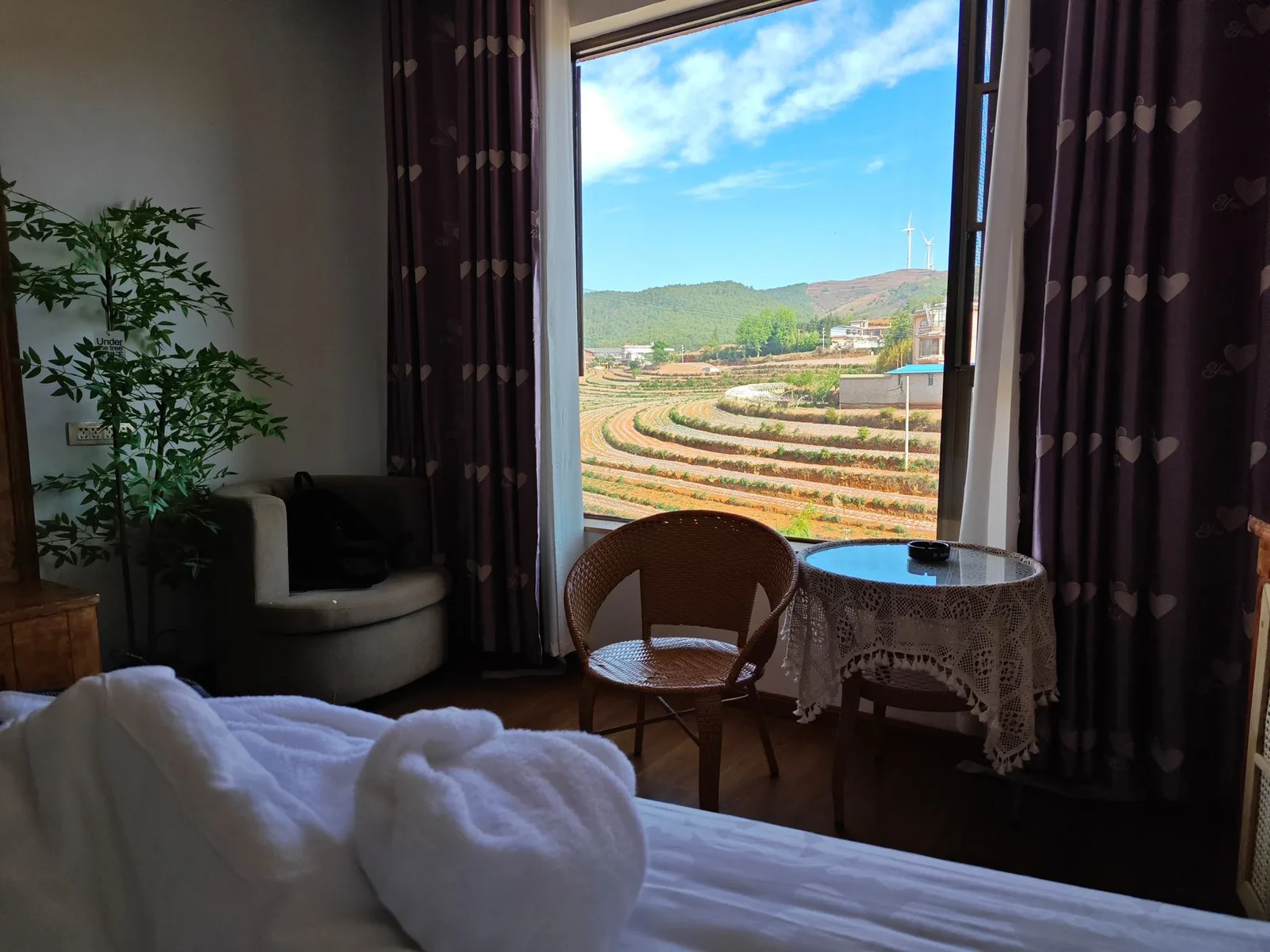 Phòng ngủ homestay ấm cúng ở vùng quê