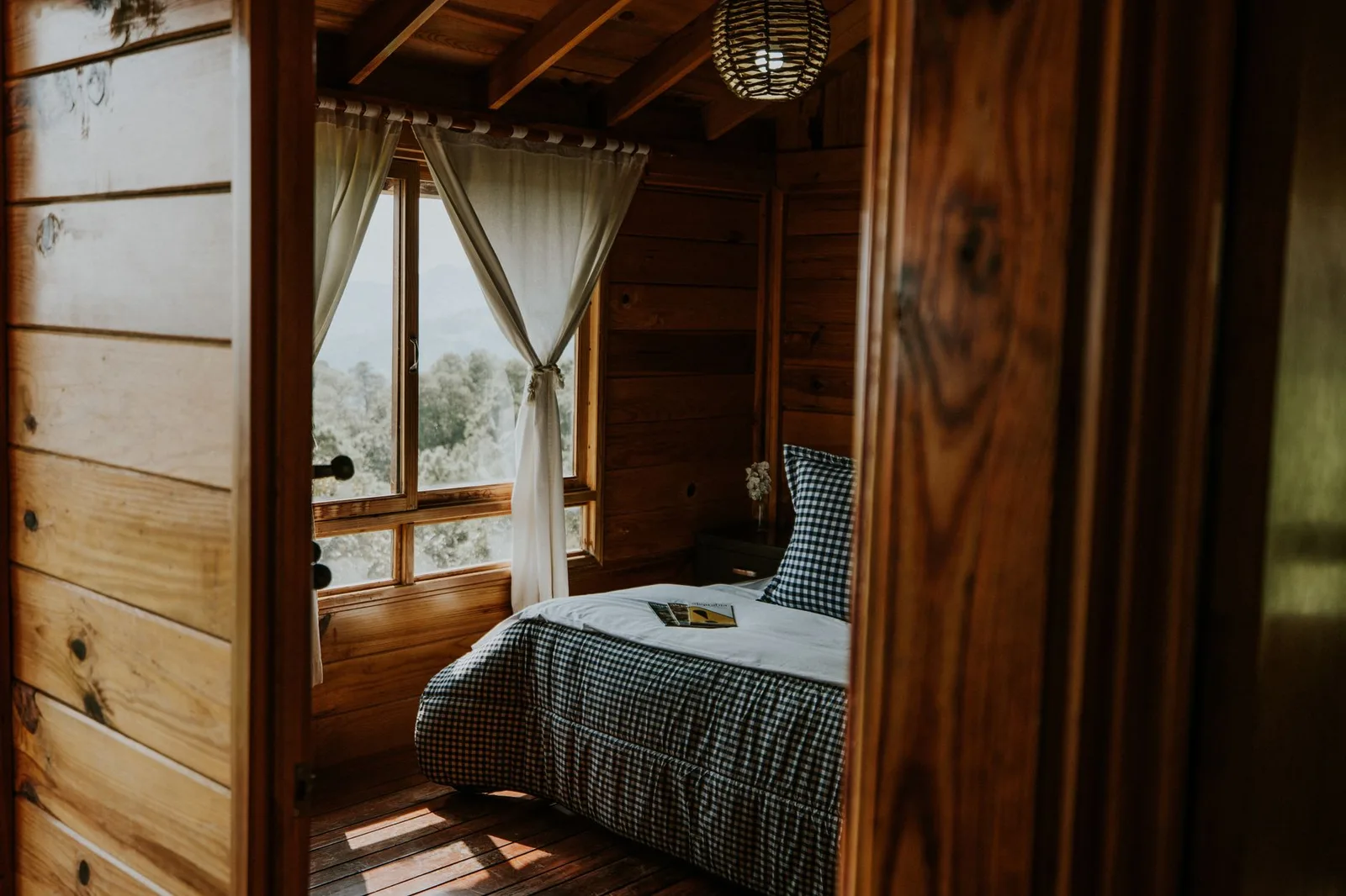 Phòng homestay gỗ ấm cúng với cửa sổ nhìn ra thiên nhiên