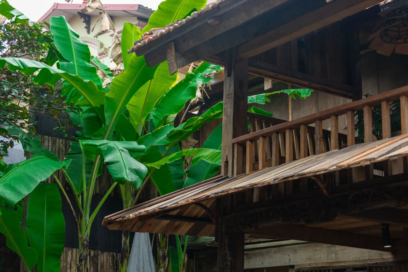 Ban công gỗ của homestay nhìn ra mặt hồ yên tĩnh