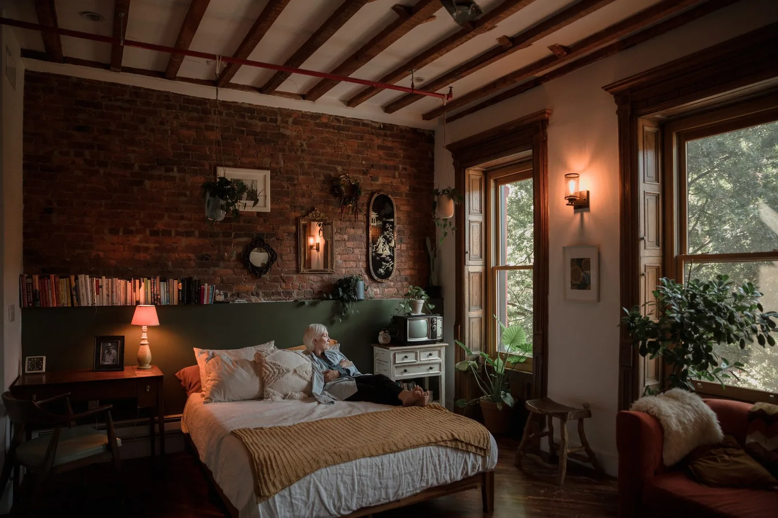 Phòng ngủ homestay bằng gỗ ấm cúng, cửa sổ nhìn ra ngoài