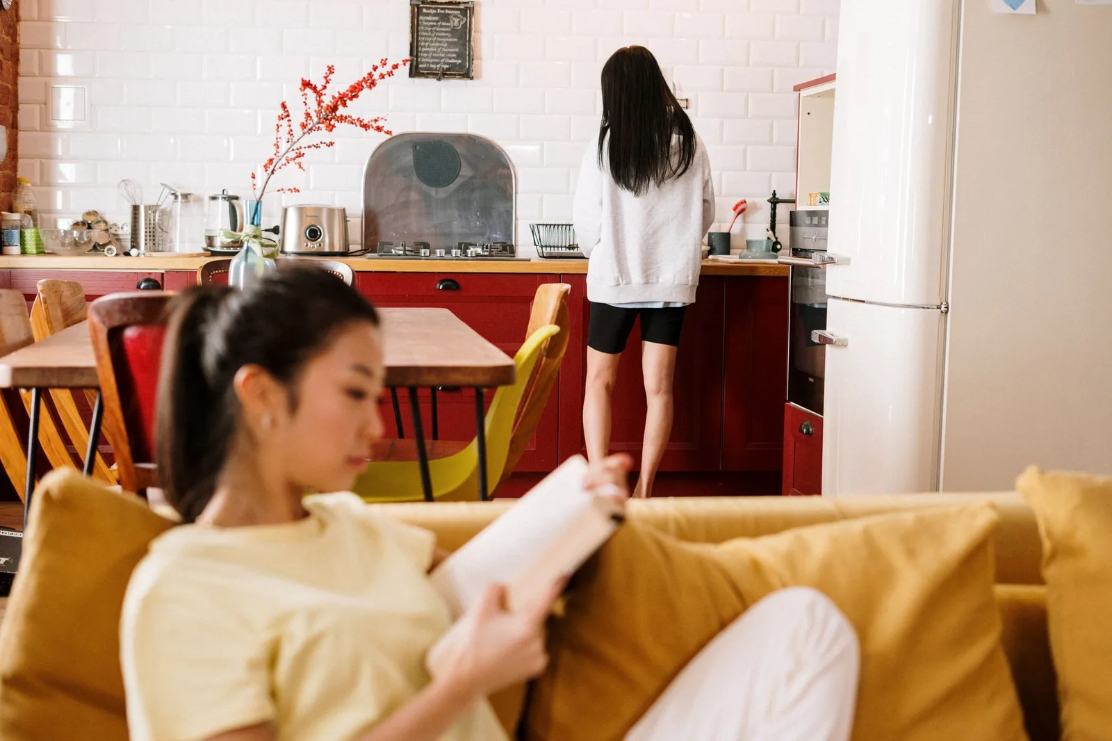 Nhóm bạn trẻ quây quần trong phòng khách homestay nguyên căn tại Đà Lạt