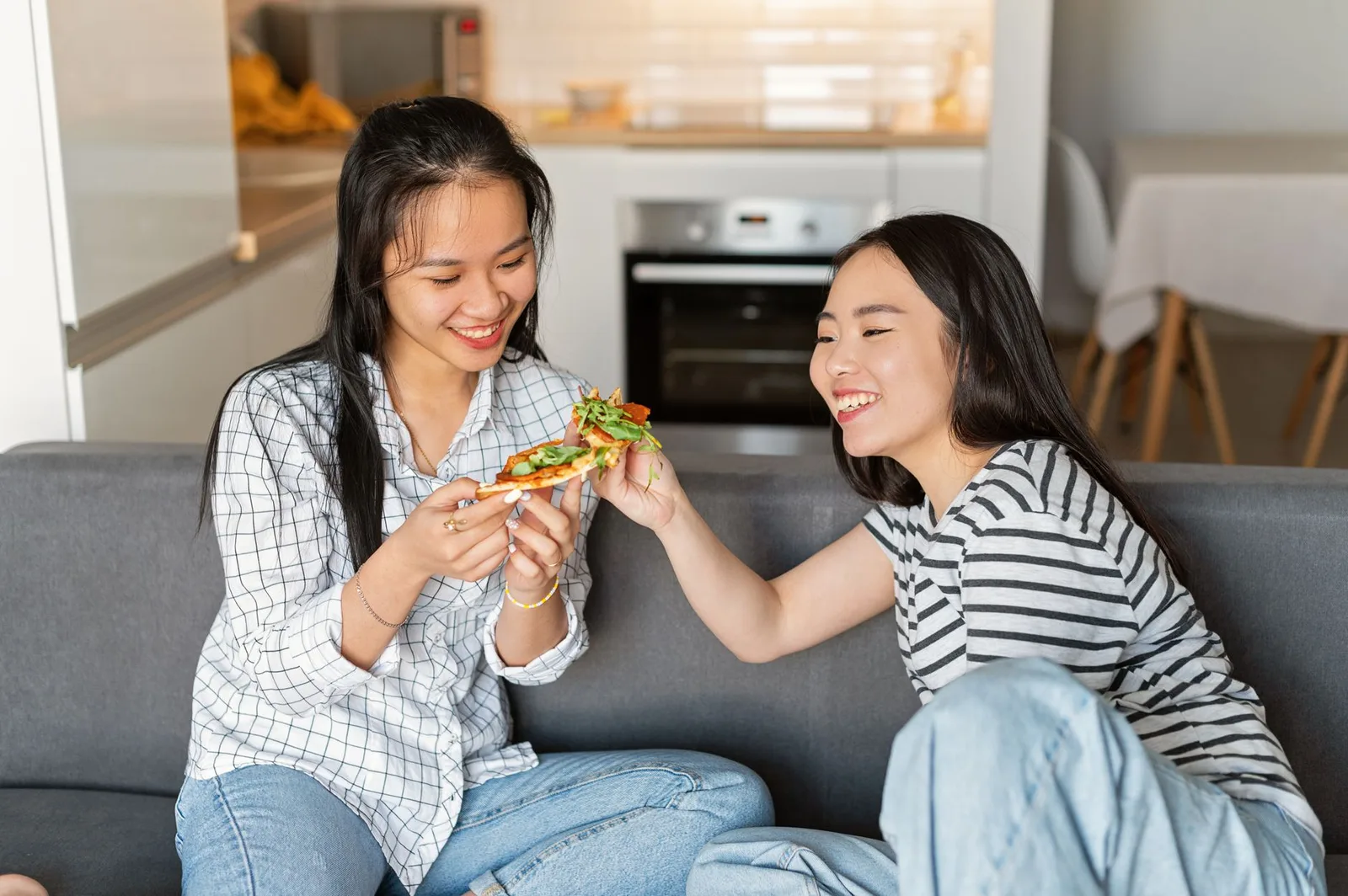 Nhóm bạn cùng nấu ăn trong bếp homestay để tiết kiệm chi phí chuyến đi