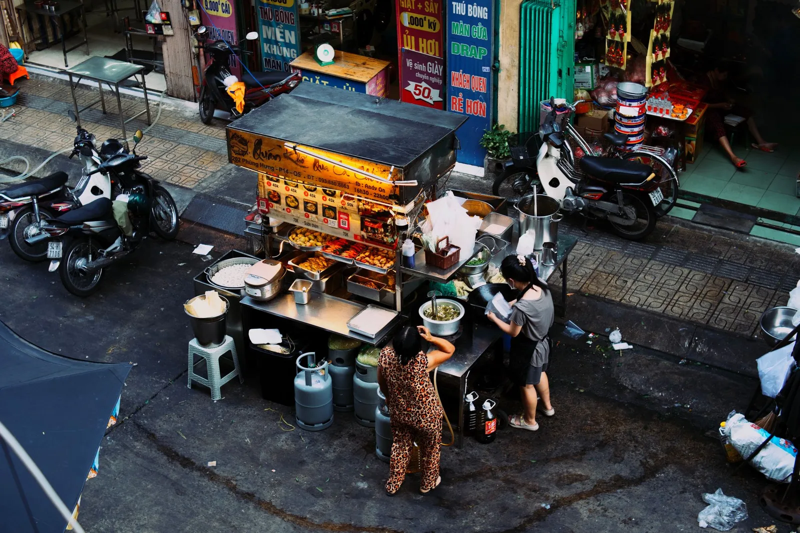 Chợ đêm Đà Lạt với hàng quán đông đúc