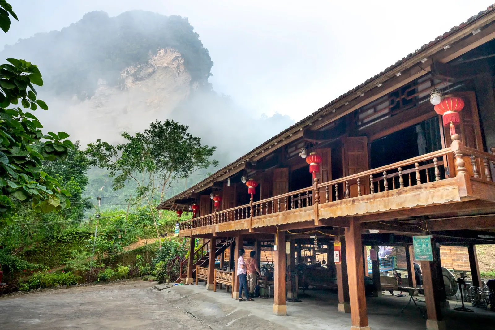 Phòng ngủ tập thể bằng gỗ trong homestay vùng núi