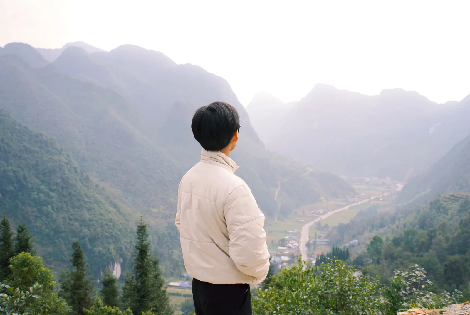 Nhóm bạn chụp ảnh tại homestay view thung lũng