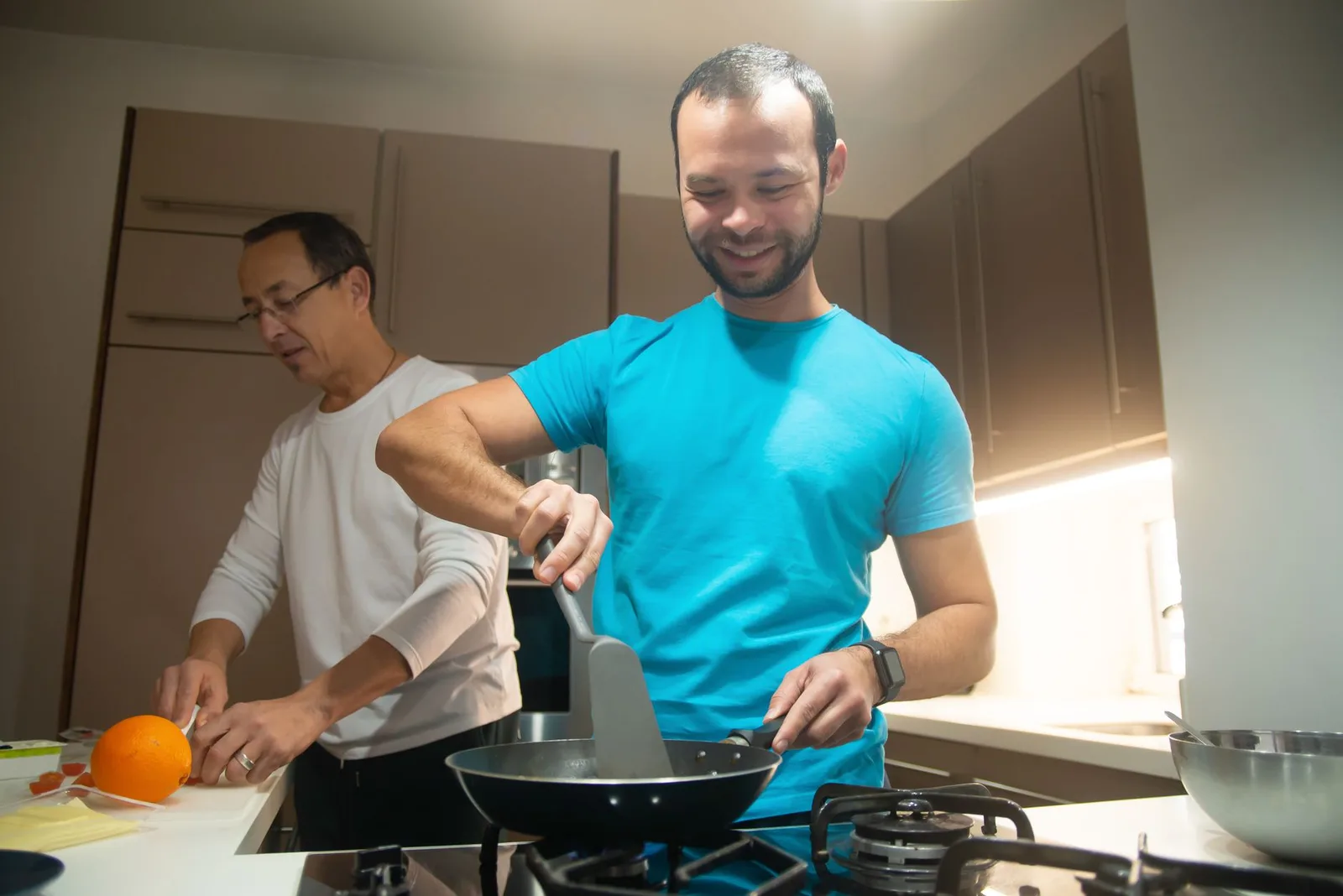 Nhóm bạn cùng nấu ăn trong bếp homestay