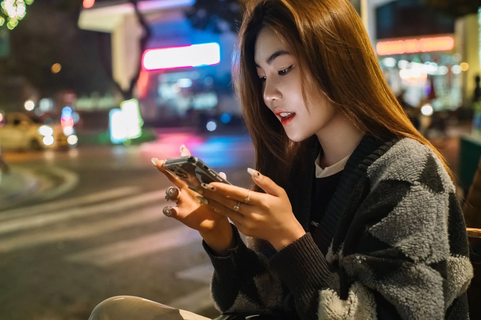 Bạn nữ đang đặt phòng homestay qua điện thoại