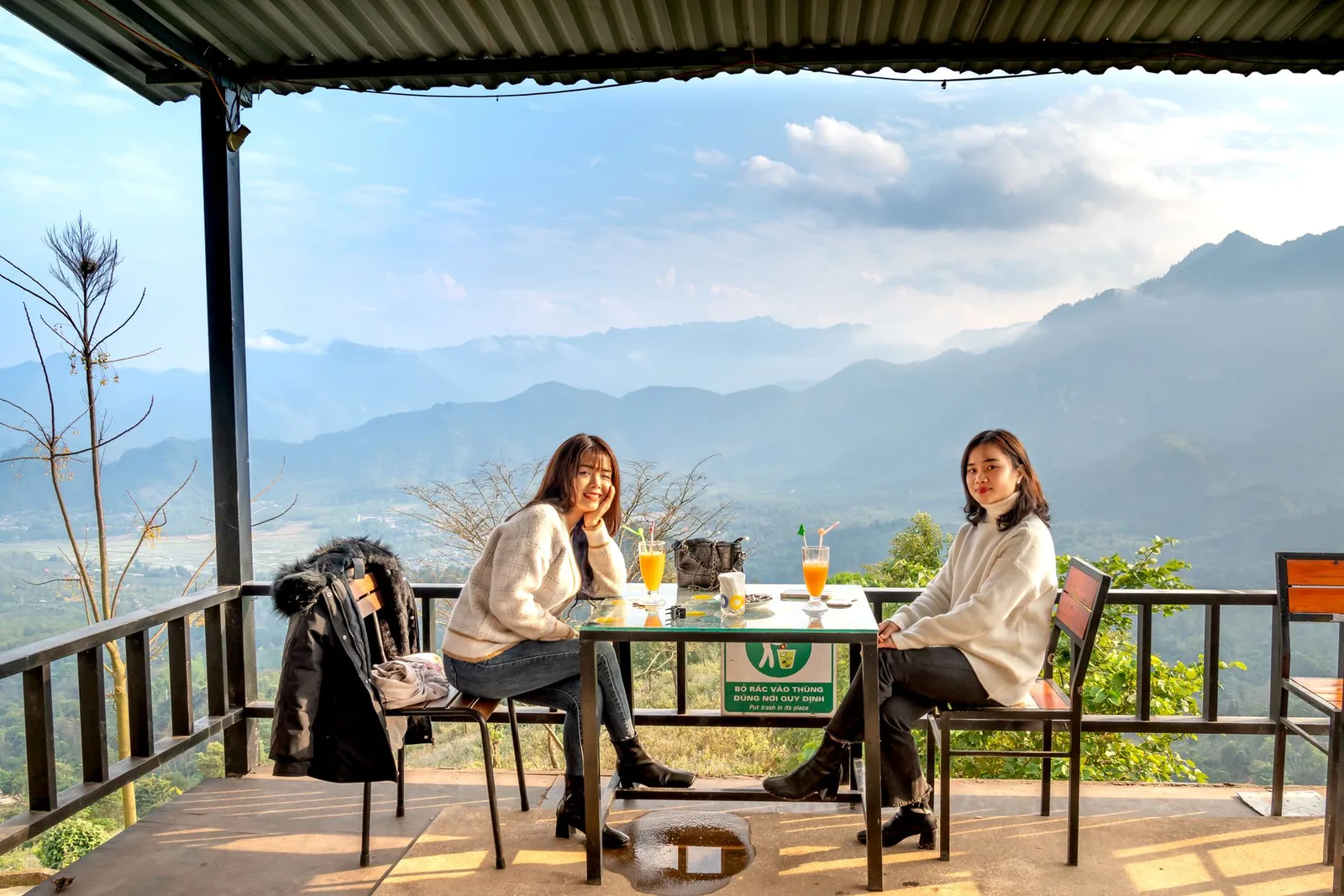 Nhóm bạn chụp ảnh trên ban công homestay có tầm nhìn đẹp