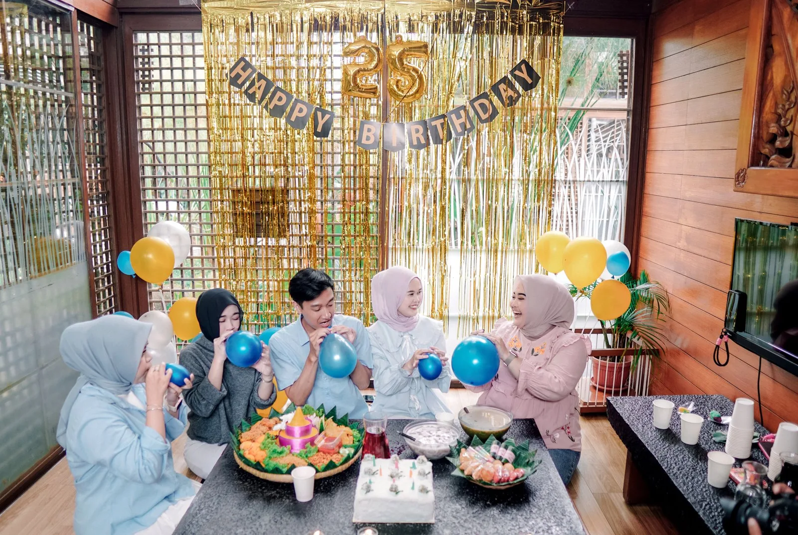 Nhóm bạn trẻ châu Á trò chuyện trong phòng khách homestay ấm cúng