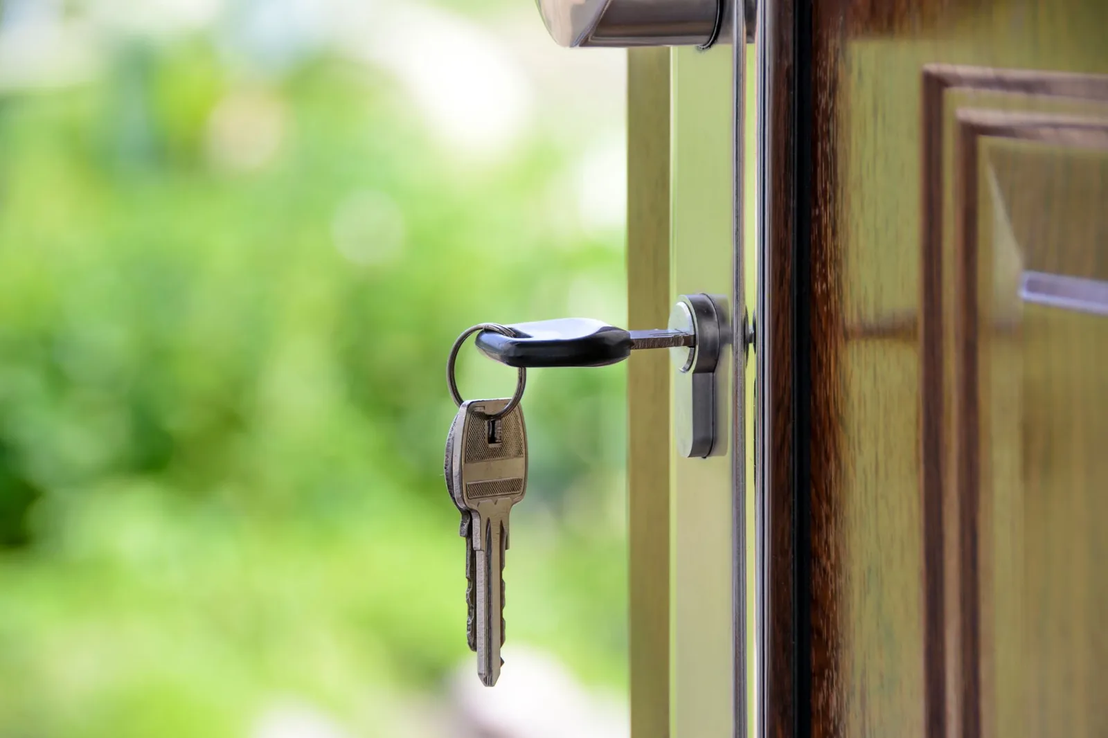 Trao chìa khóa phòng khi nhận phòng homestay