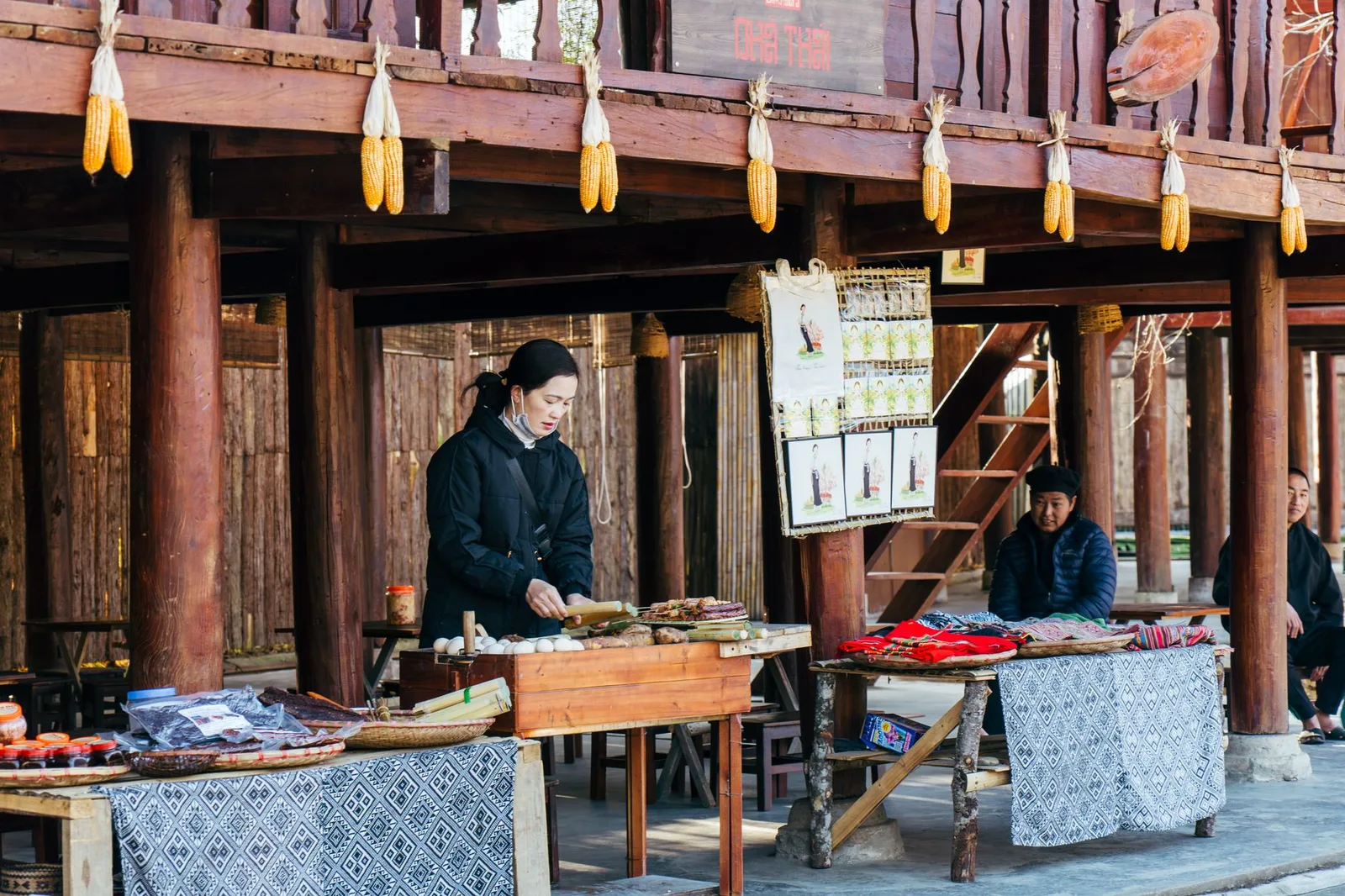 Ngôi nhà gỗ kiểu truyền thống tại homestay Sa Pa