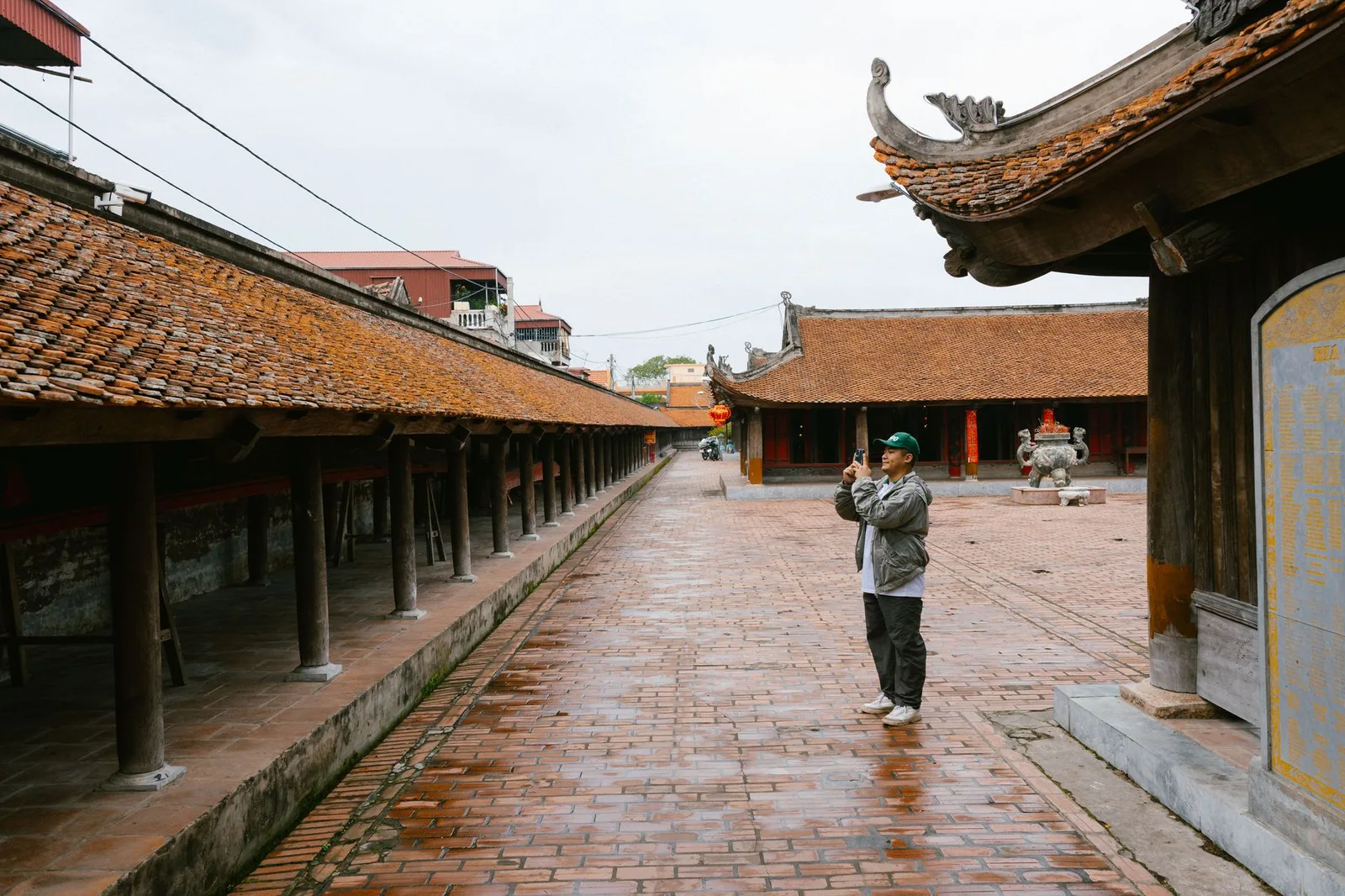 Du khách châu Á dùng điện thoại kiểm tra thông tin homestay