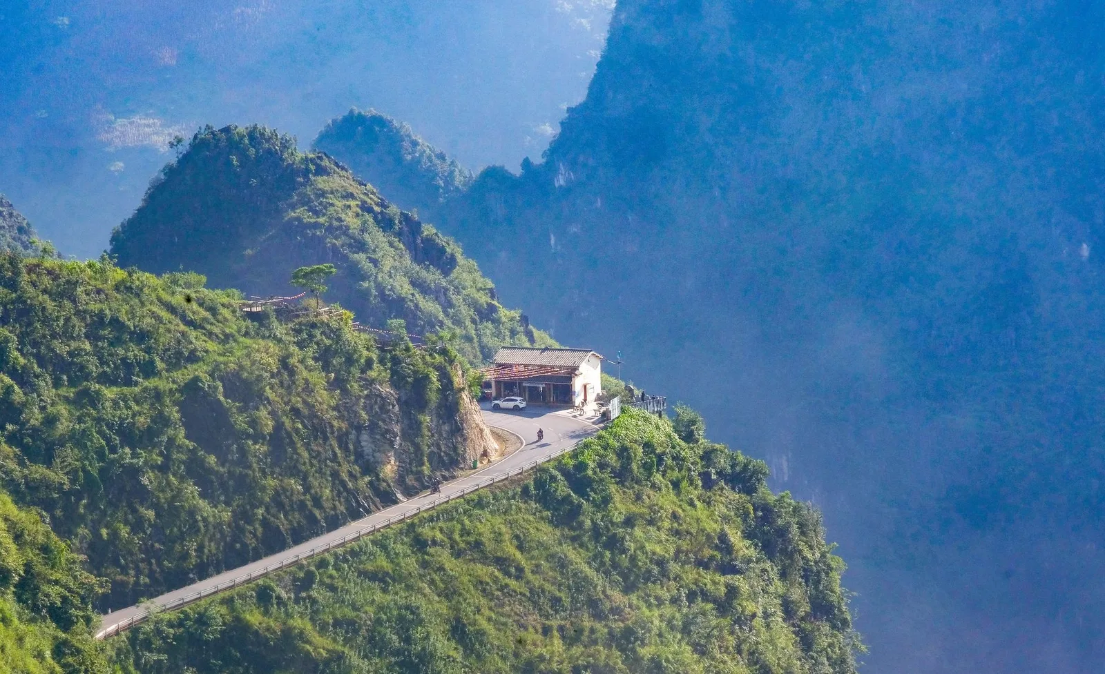 Khung cảnh đèo Ô Quý Hồ lúc hoàng hôn