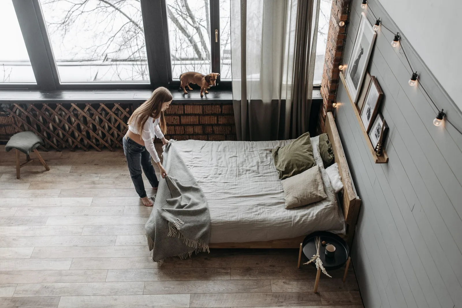 Phòng ngủ homestay nhỏ được chụp bằng góc rộng