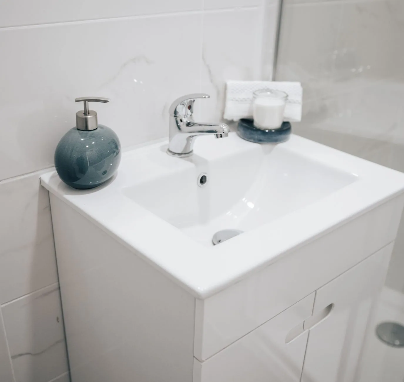 Phòng tắm homestay sạch sẽ với các tiện nghi cơ bản