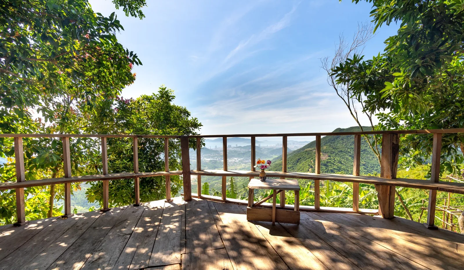 Ban công homestay nhìn ra biển mây Tà Xùa