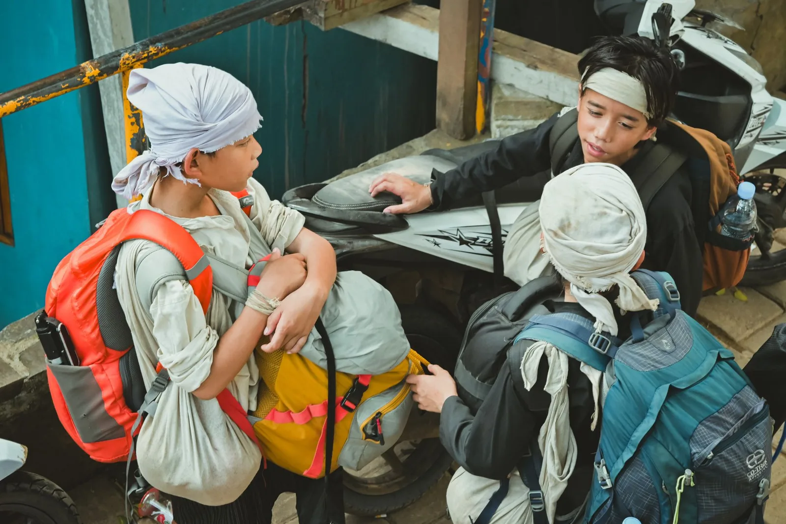 Nhóm bạn chuẩn bị balô trước chuyến đi vùng núi