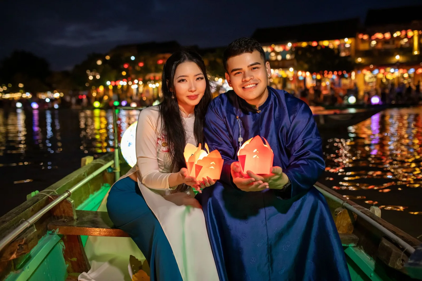 Cặp đôi Việt kiểm tra lại lịch trình trước ngày khởi hành