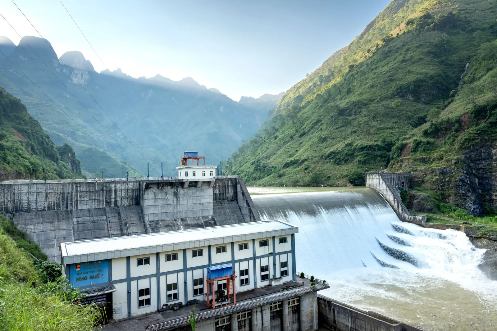 Máy phát điện dự phòng tại homestay vùng núi