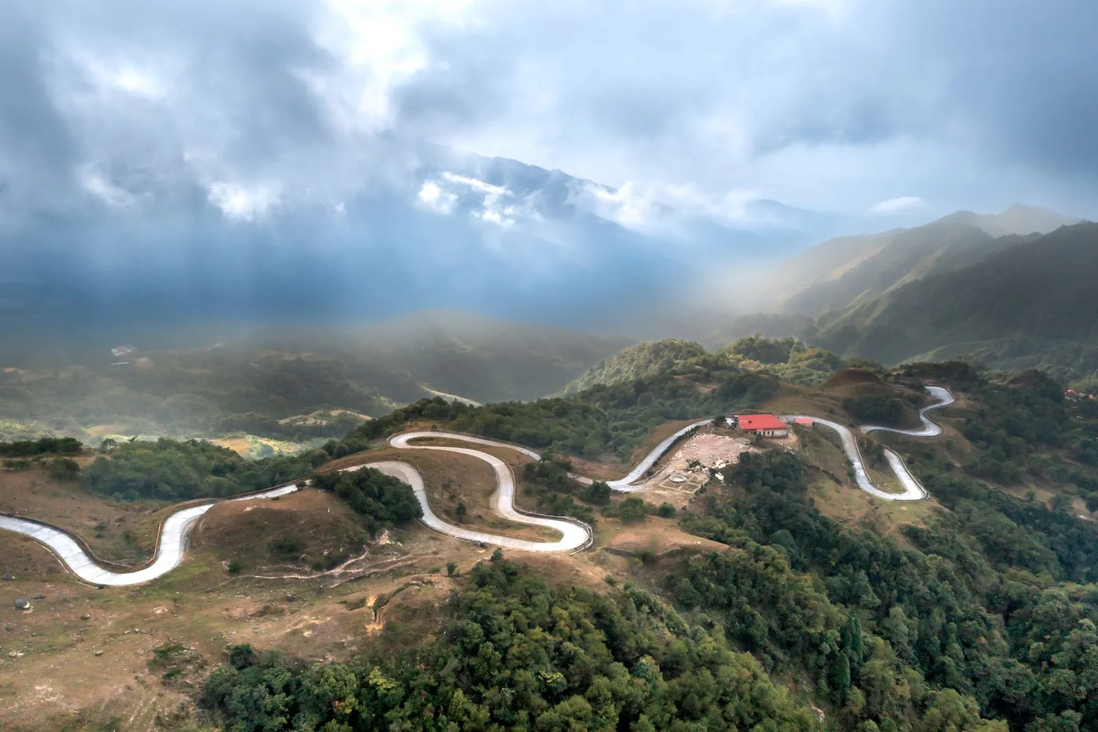 Cung đường núi Tà Xùa giữa biển mây