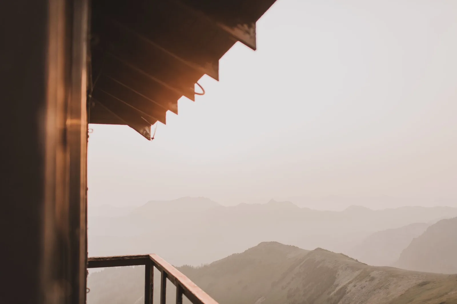 Ban công homestay nhìn ra núi phủ sương sớm