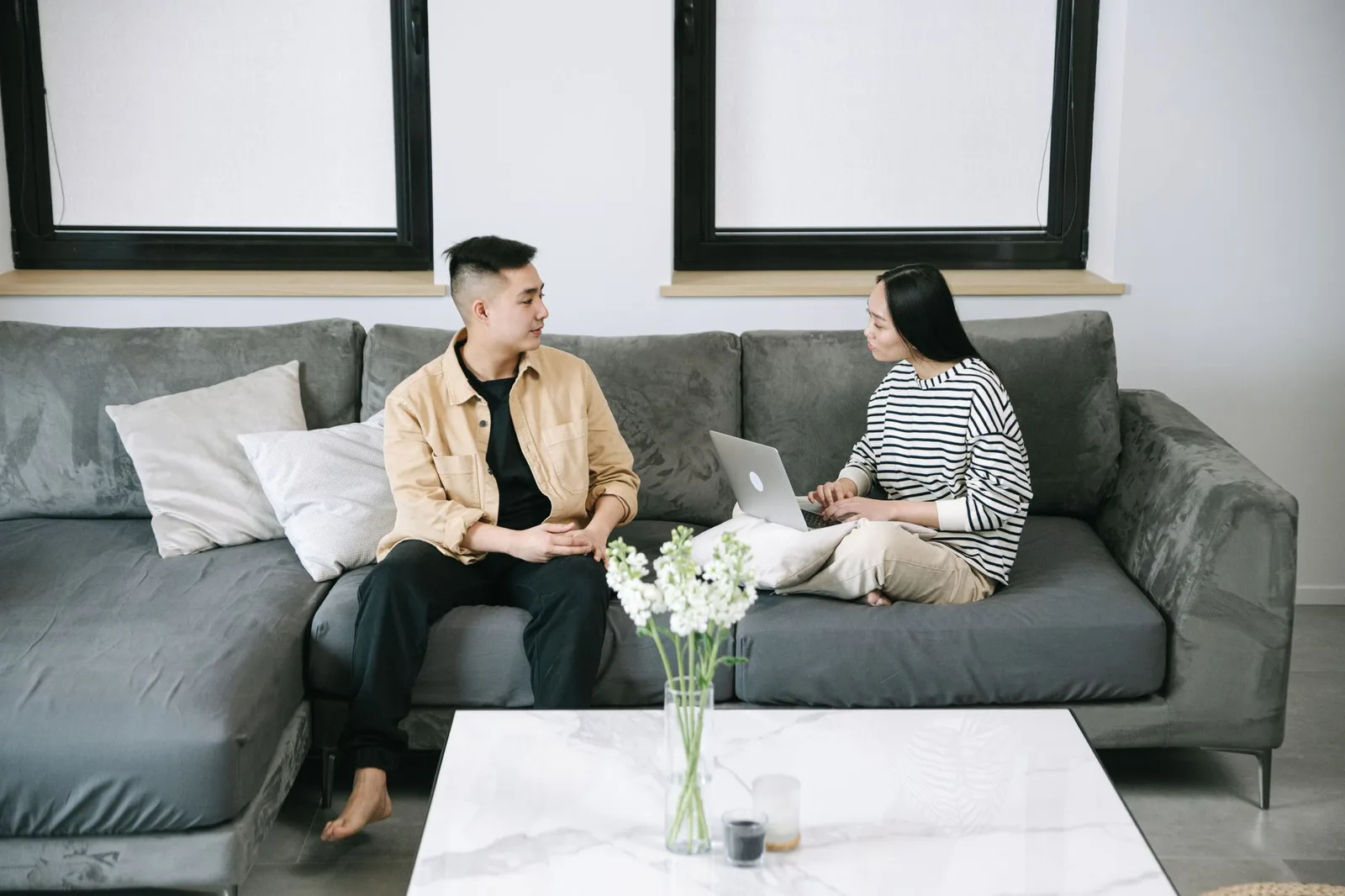 Cặp đôi châu Á bình tĩnh trò chuyện sau khi làm hòa