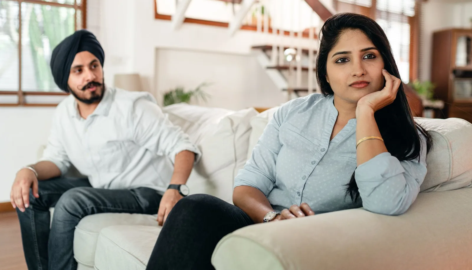 Cặp đôi ngồi xa nhau khi tình cảm xuất hiện bất đồng