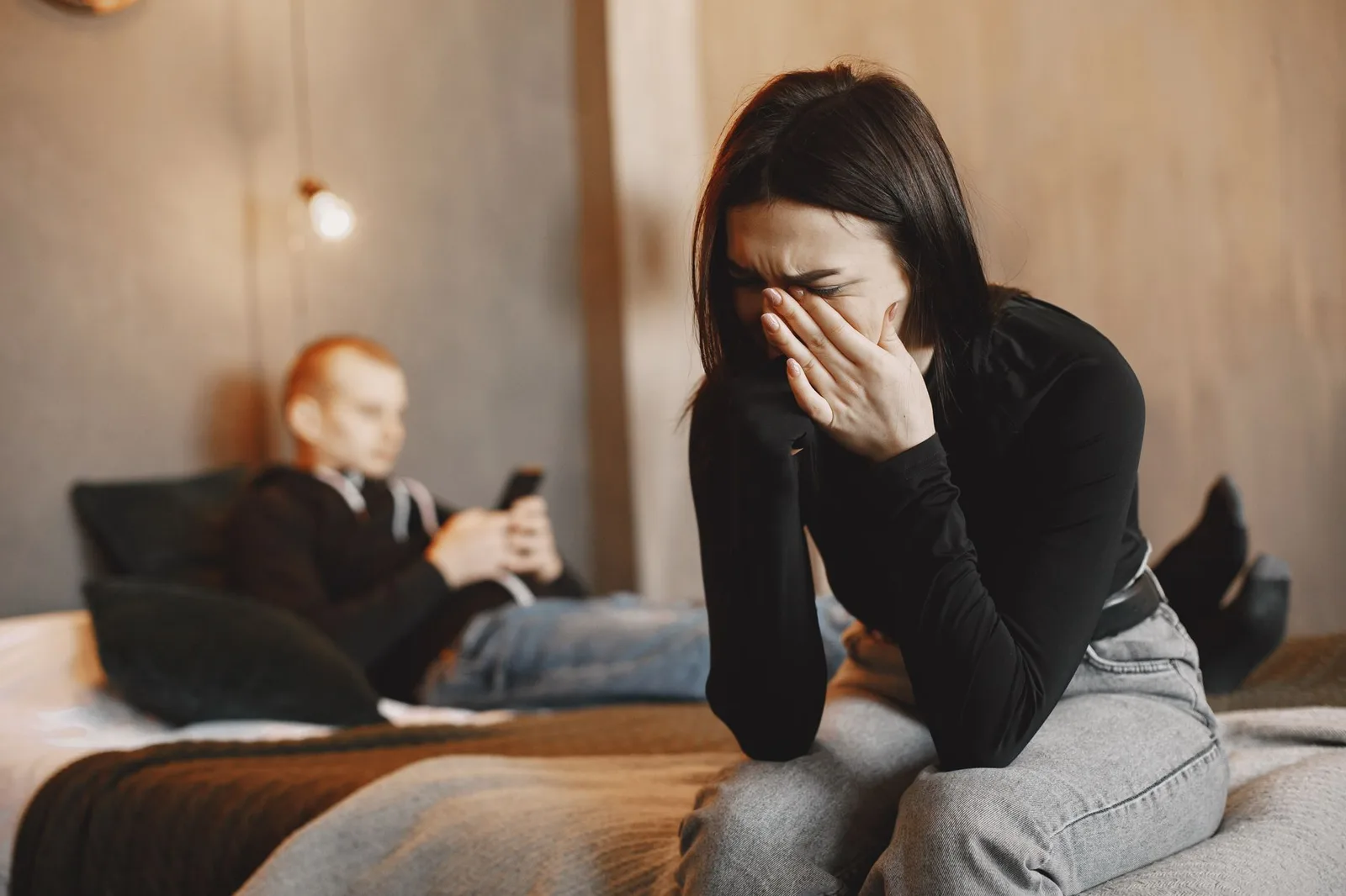 Cặp đôi châu Á ngồi xa nhau khi cả hai đang tổn thương