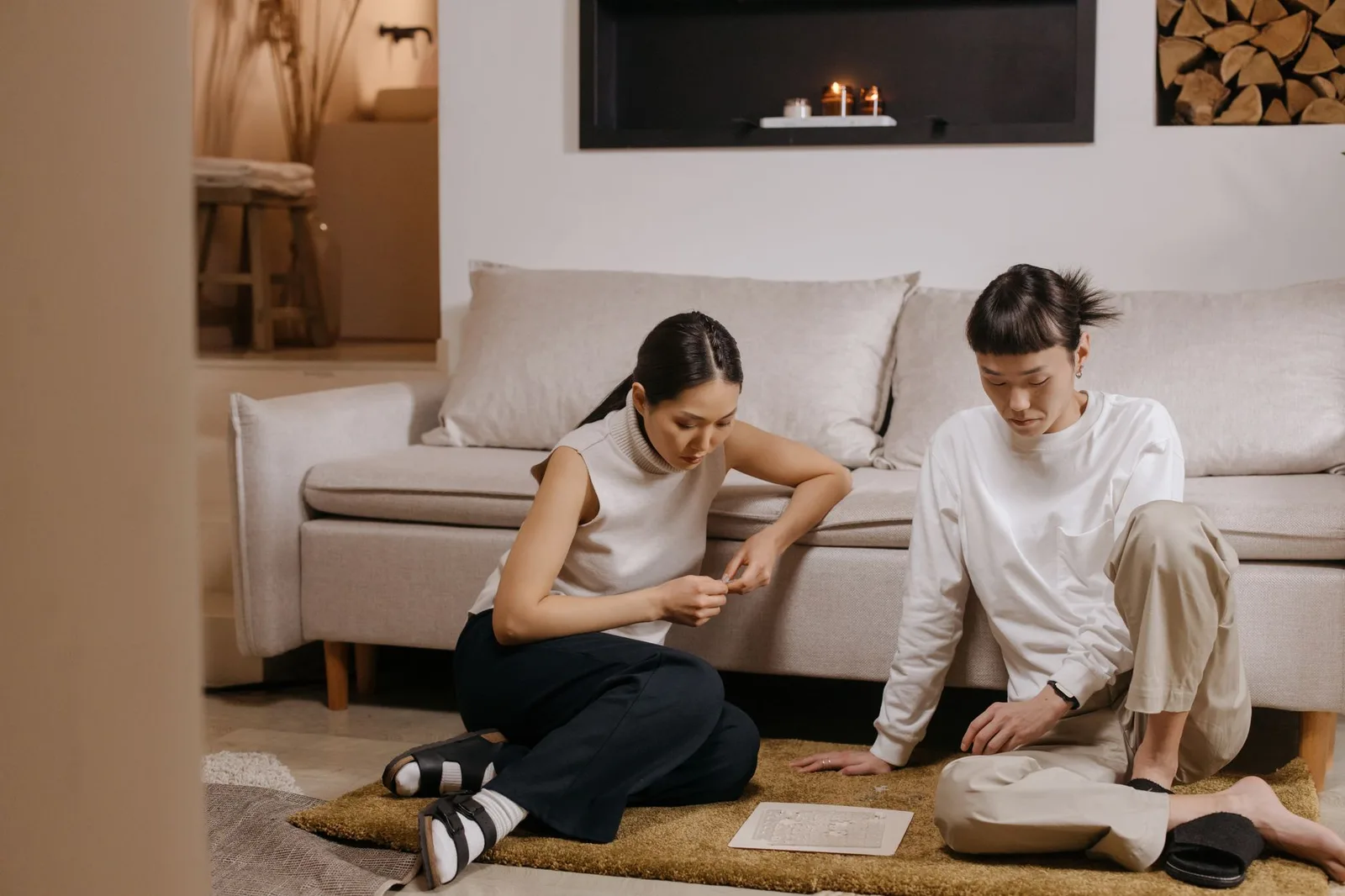 Cặp đôi châu Á bình tĩnh trò chuyện để cứu vãn mối quan hệ
