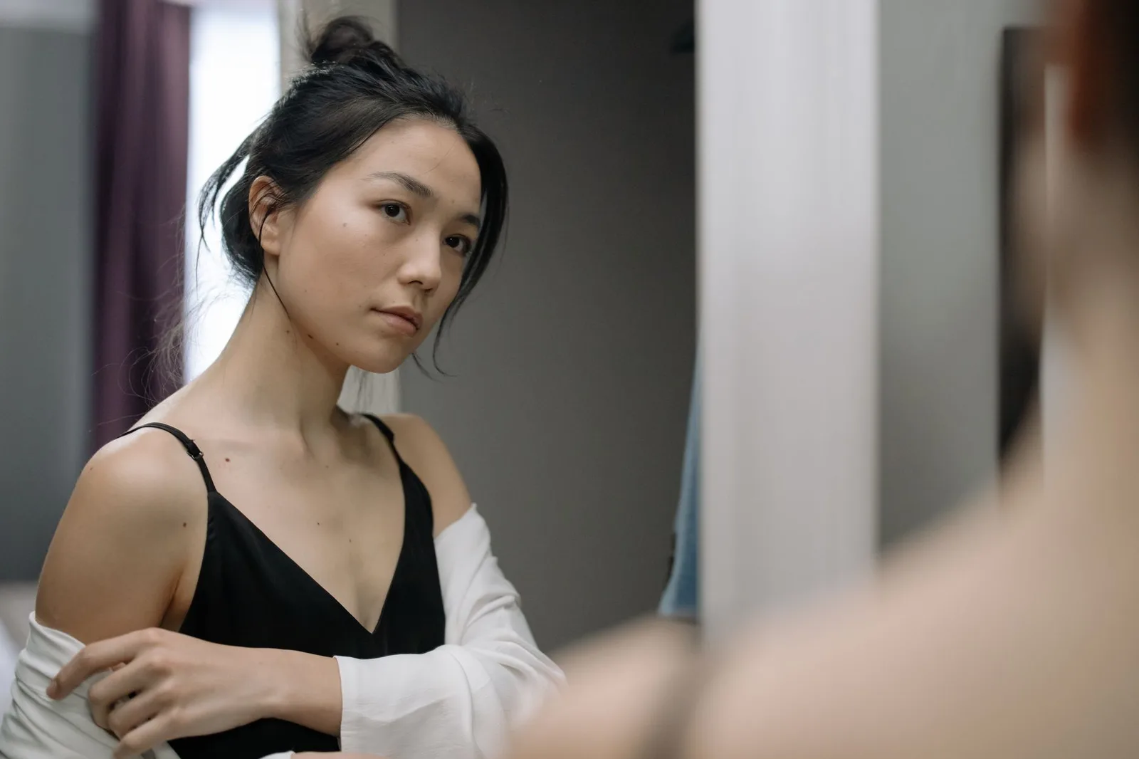 Người phụ nữ châu Á suy ngẫm và trân trọng chính mình