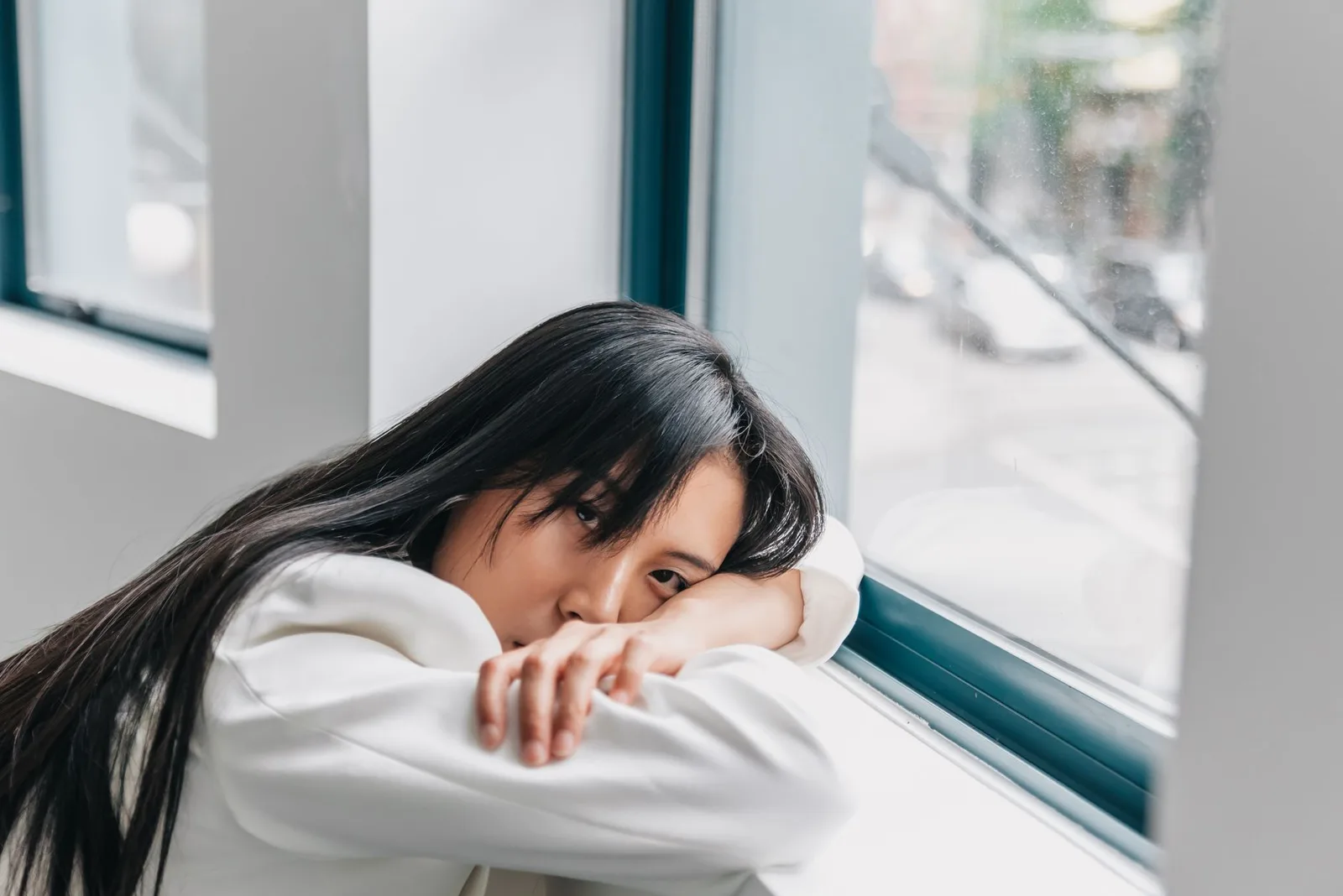 Người phụ nữ châu Á suy ngẫm về cảm xúc của mình