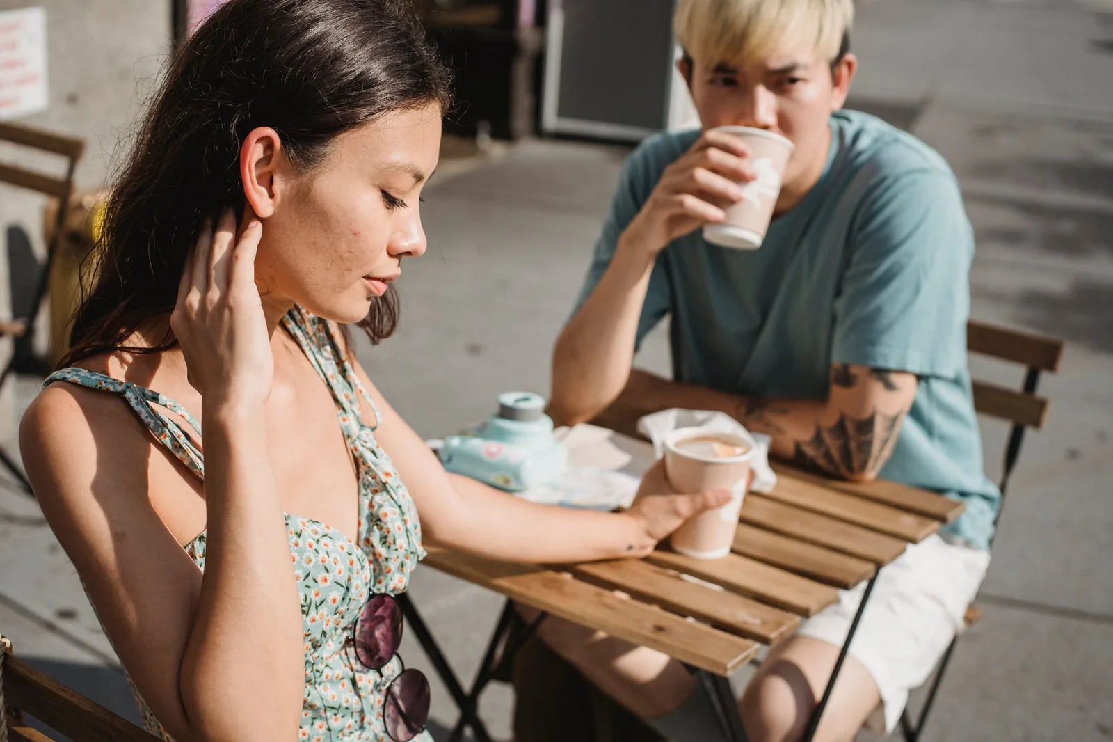 Cặp đôi bình tĩnh trò chuyện và rút kinh nghiệm sau chuyến đi