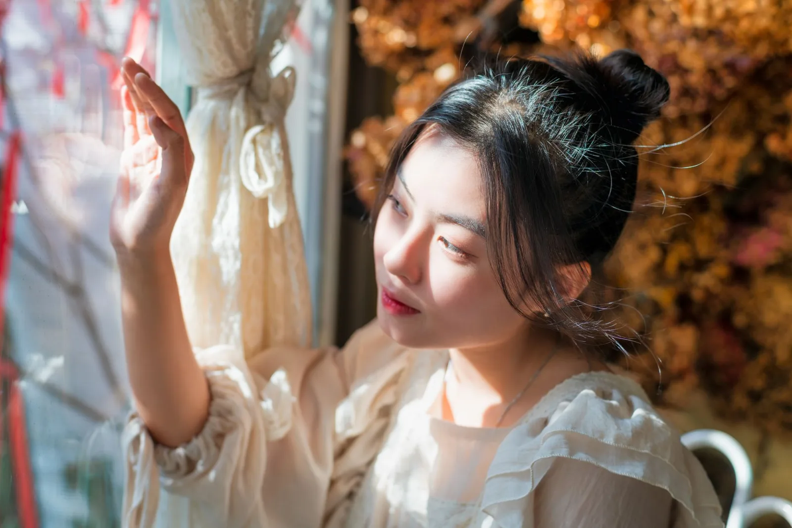 Cô gái suy ngẫm về quyết định tiếp tục tình yêu xa