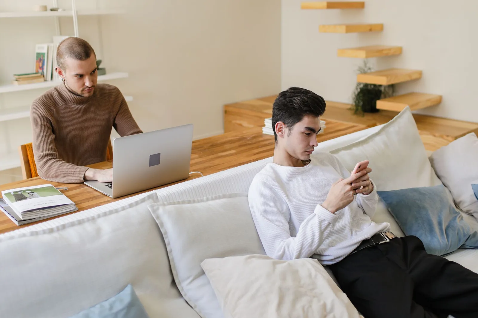 Cặp đôi xa cách vì những bất an kéo dài trên mạng