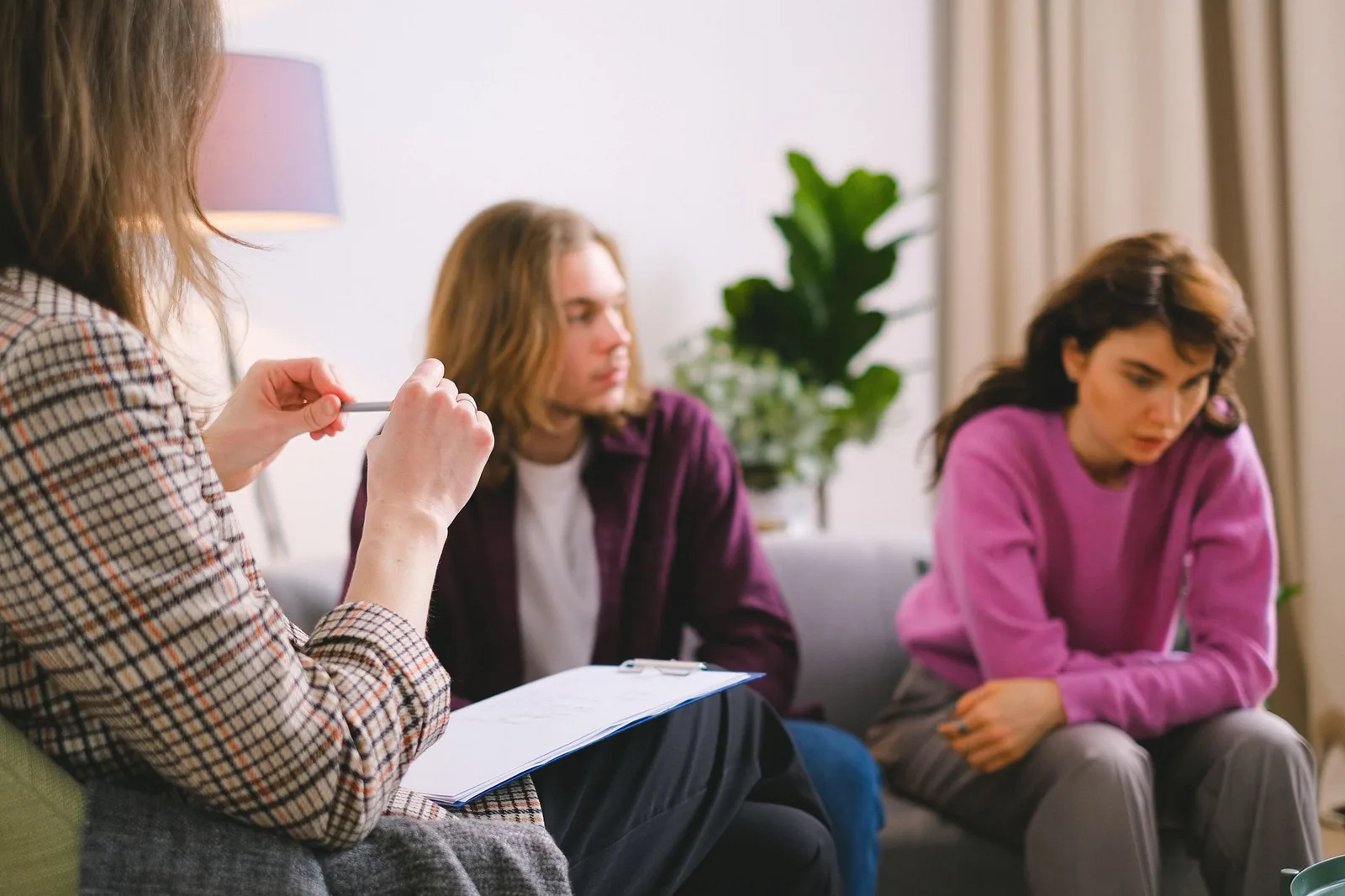 Chuyên gia lắng nghe hai người chia sẻ trong buổi tư vấn