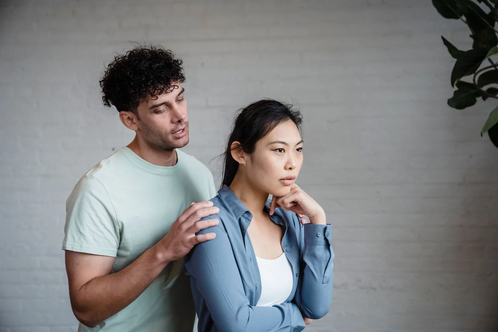 Cặp đôi châu Á bình tĩnh trao đổi về mối quan hệ