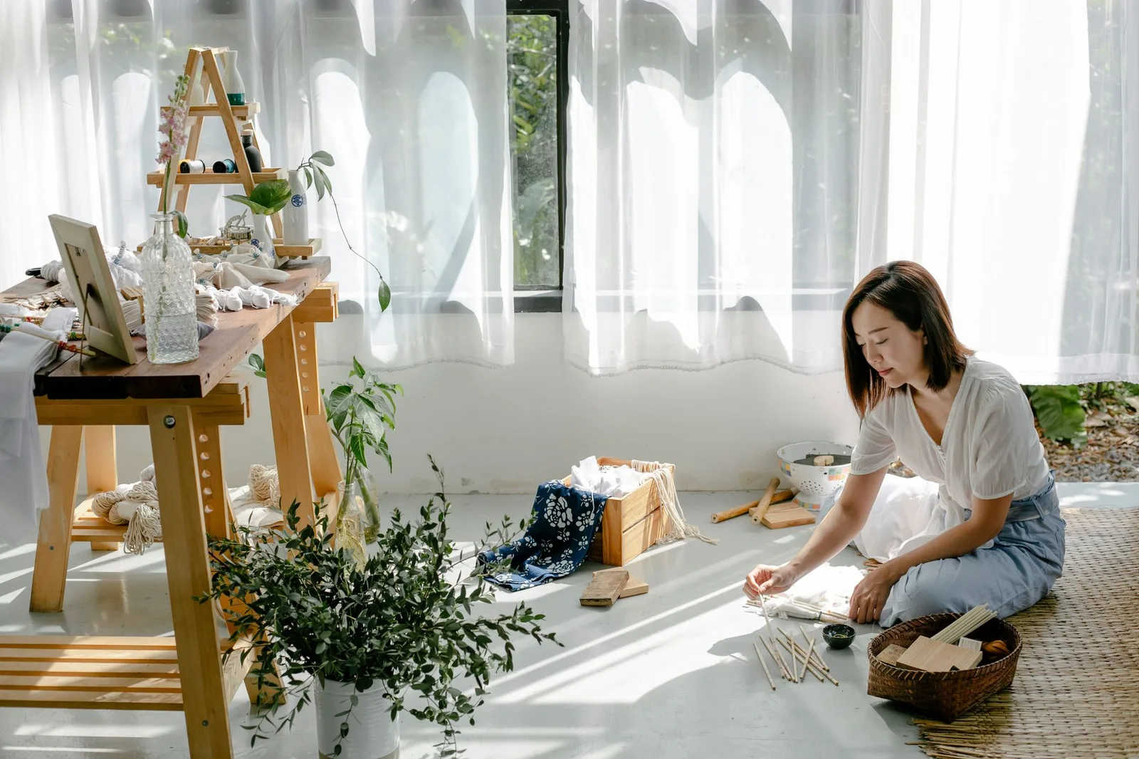 Người phụ nữ châu Á tận hưởng sở thích riêng khi đang yêu