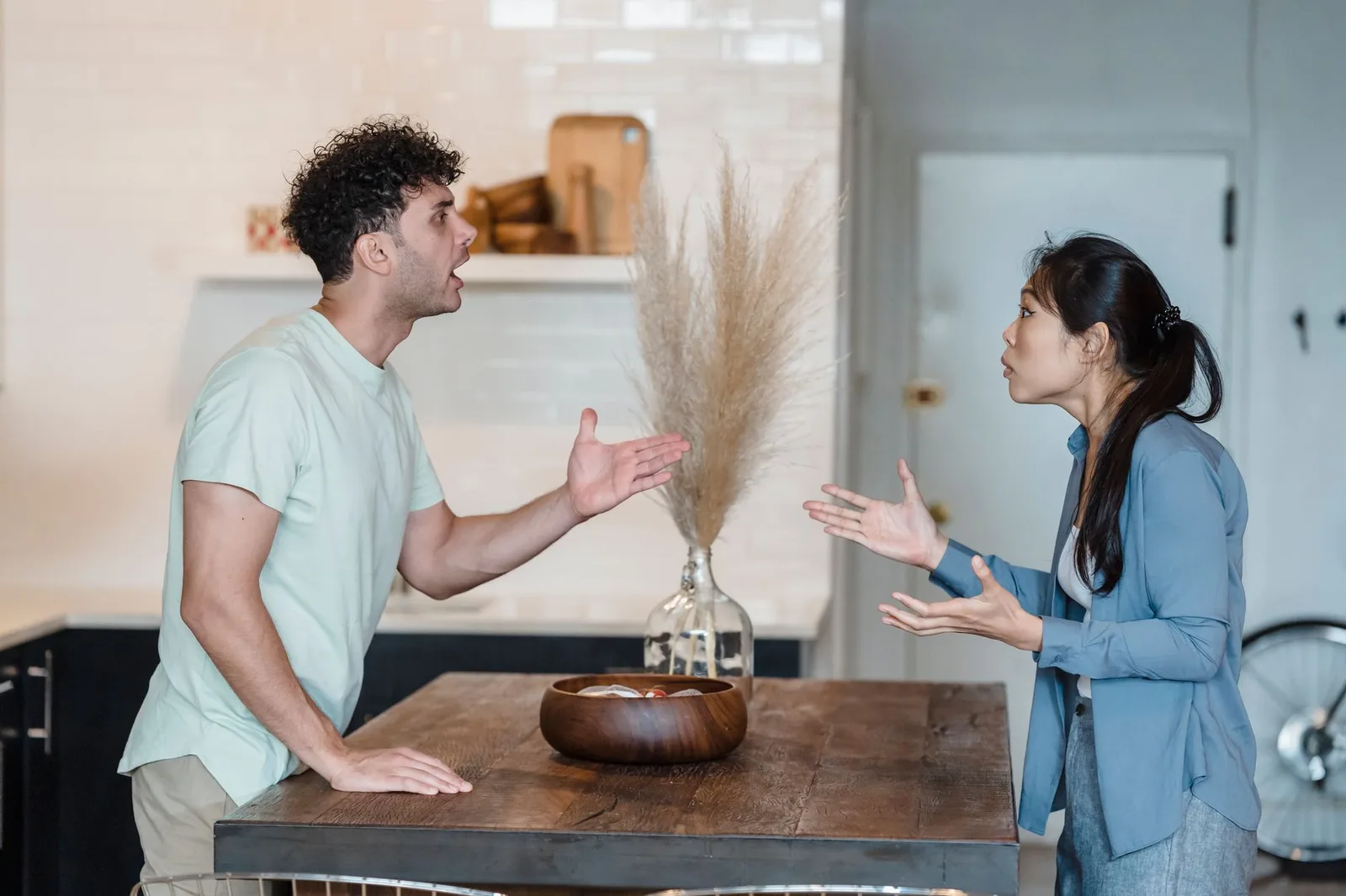 Cặp đôi trao đổi để nhận diện trách nhiệm chưa được chia sẻ công bằng