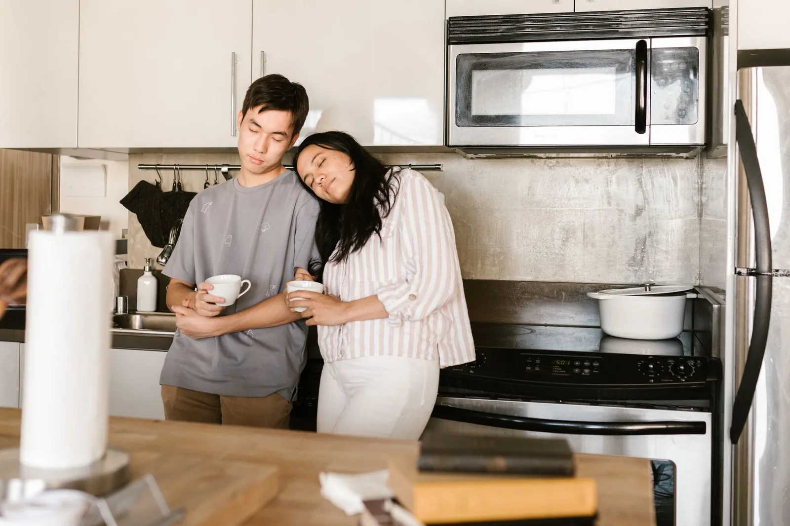Cặp đôi cùng chủ động dọn dẹp nhà bếp