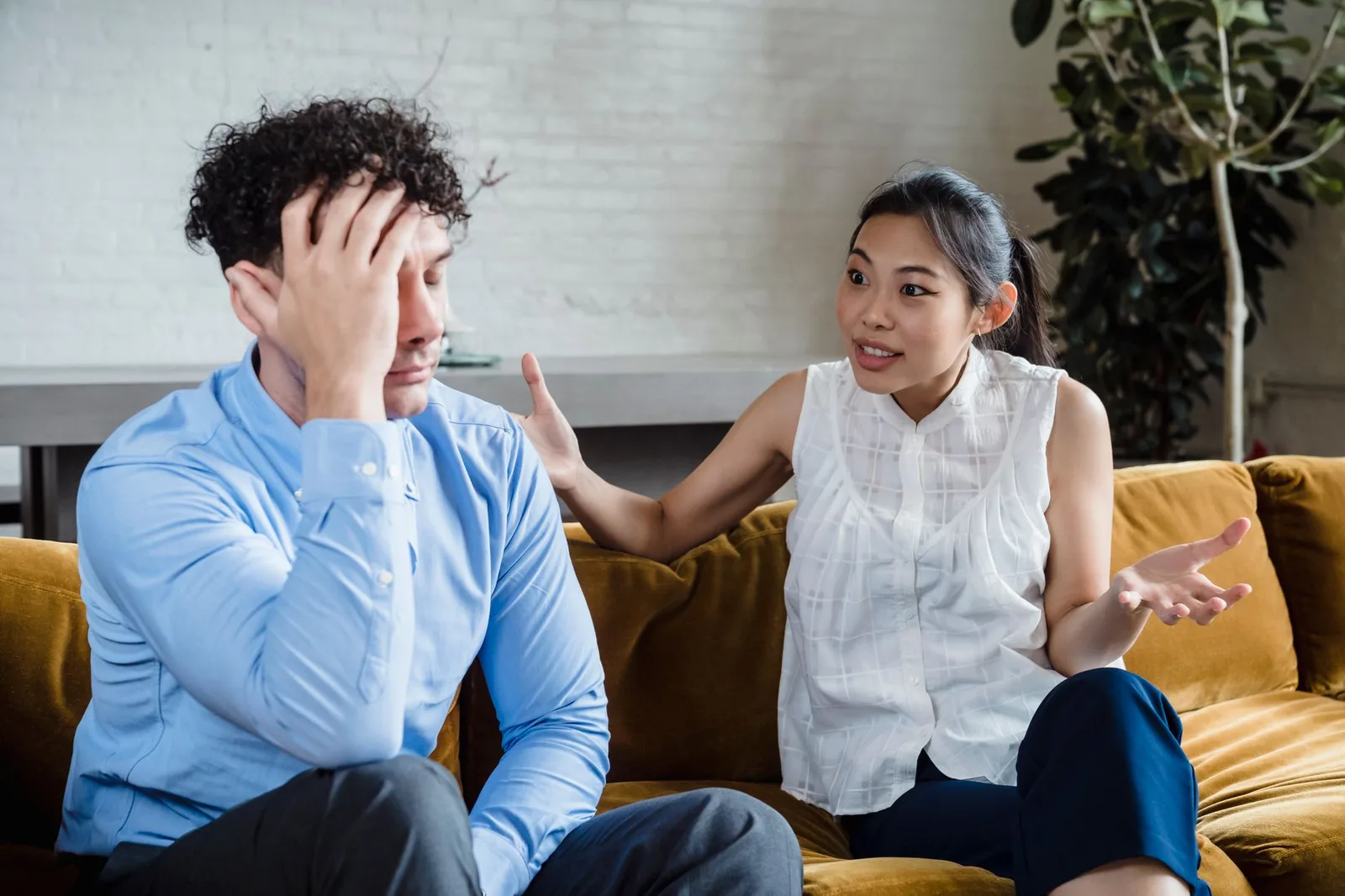 Cặp đôi châu Á lắng nghe để dung hòa khác biệt tình cảm