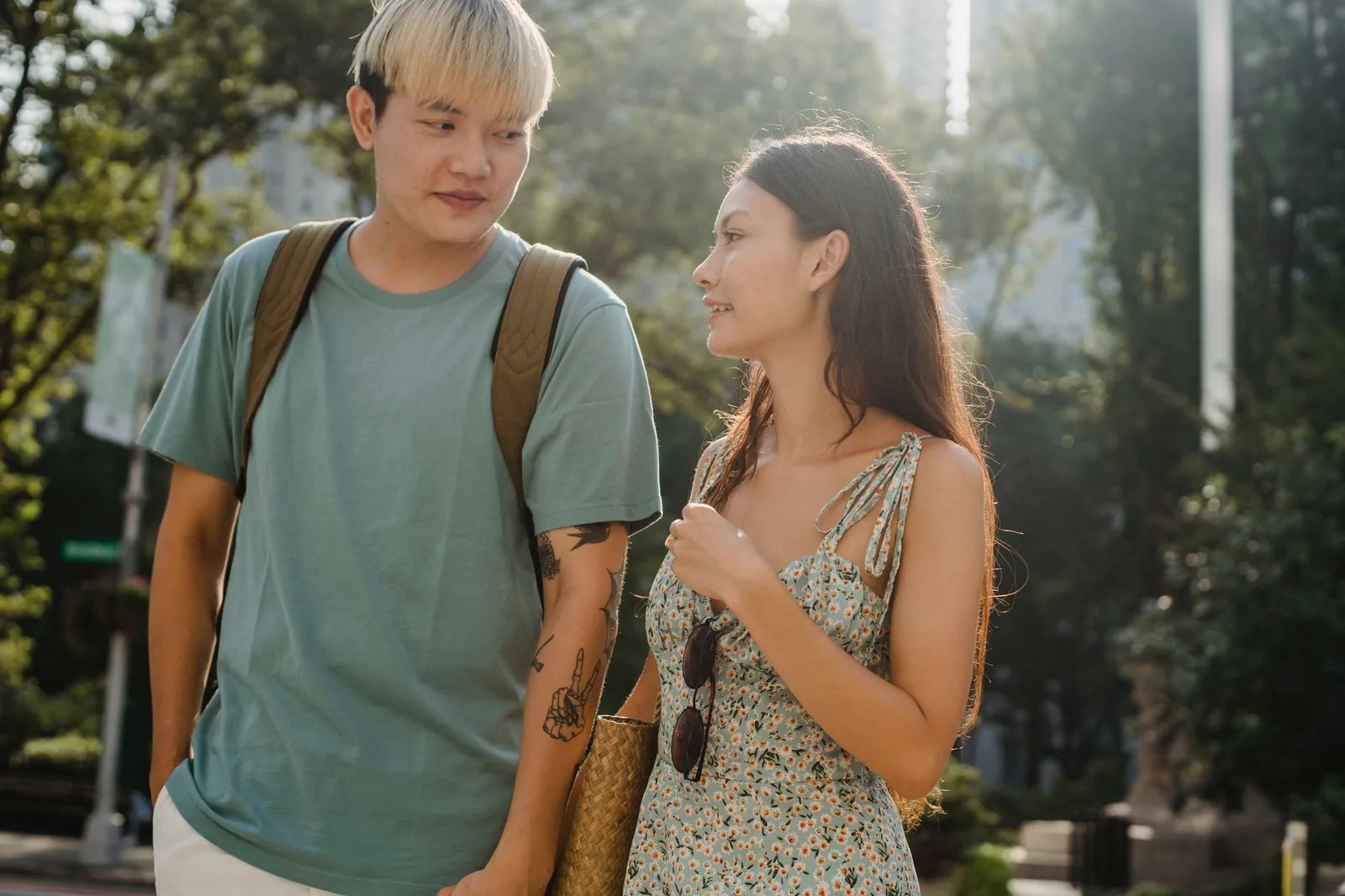Cặp đôi châu Á bắt đầu cuộc trò chuyện chân thành về tình yêu