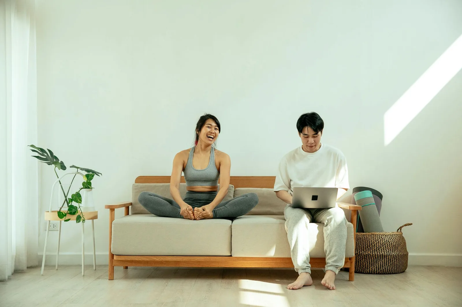 Cặp đôi châu Á thư giãn riêng trong cùng một không gian