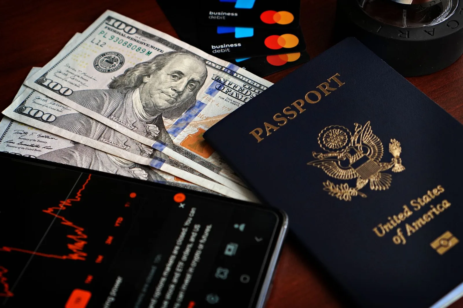 Giấy tờ, sạc dự phòng và vật dụng thiết yếu cho hành trình