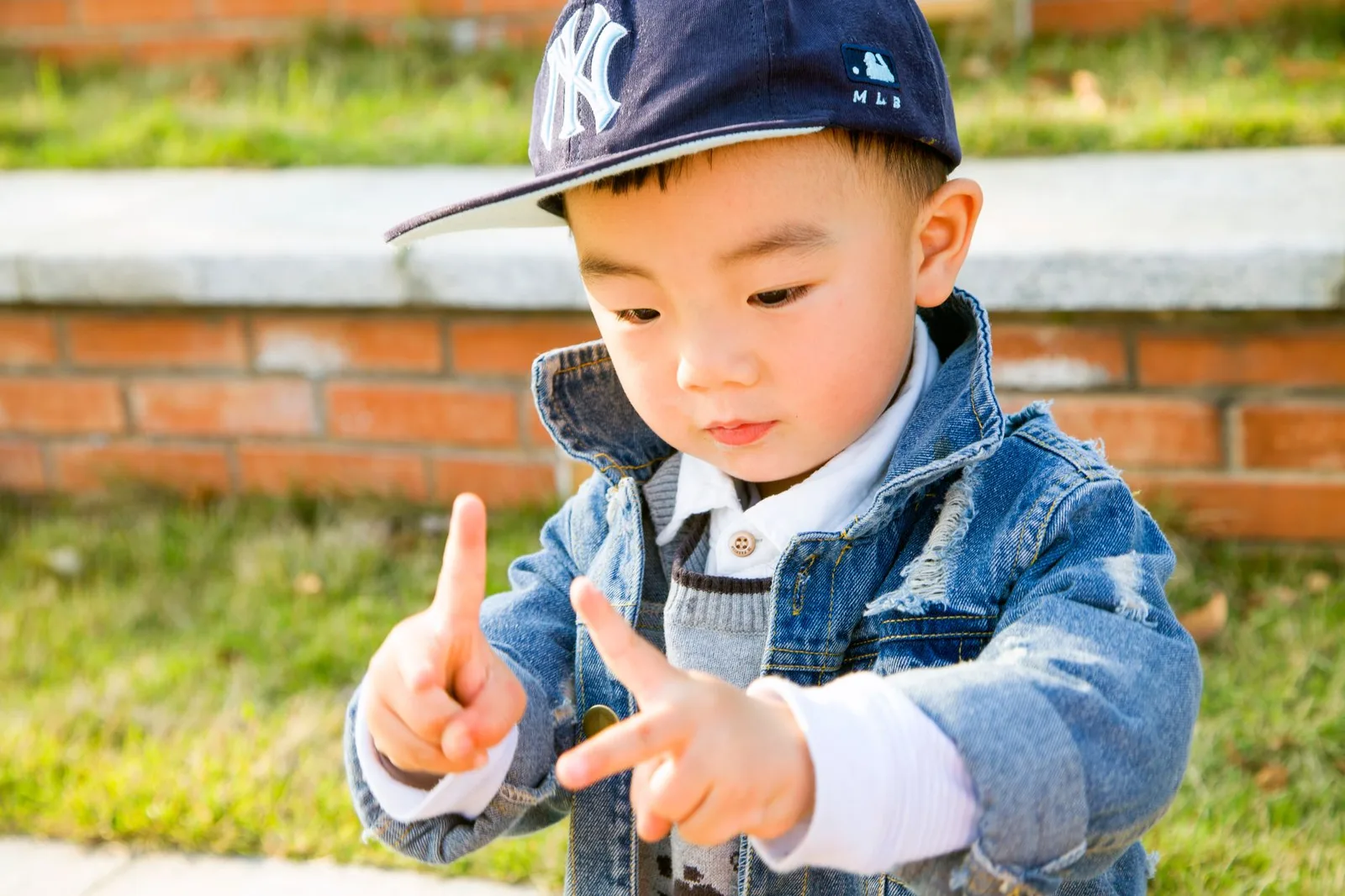 Bé mặc nhiều lớp áo ấm khi ra ngoài trời lạnh