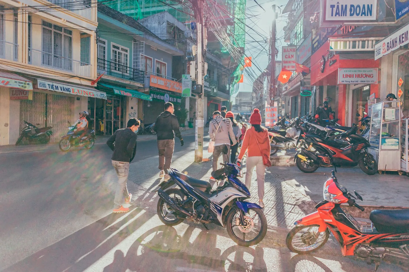 Du khách nhận chìa khóa xe máy trước khi khởi hành