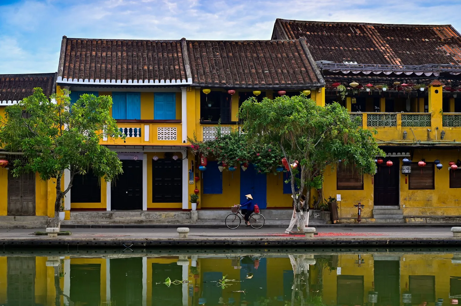 Người dân đi lại trên phố Hội An ngập nước