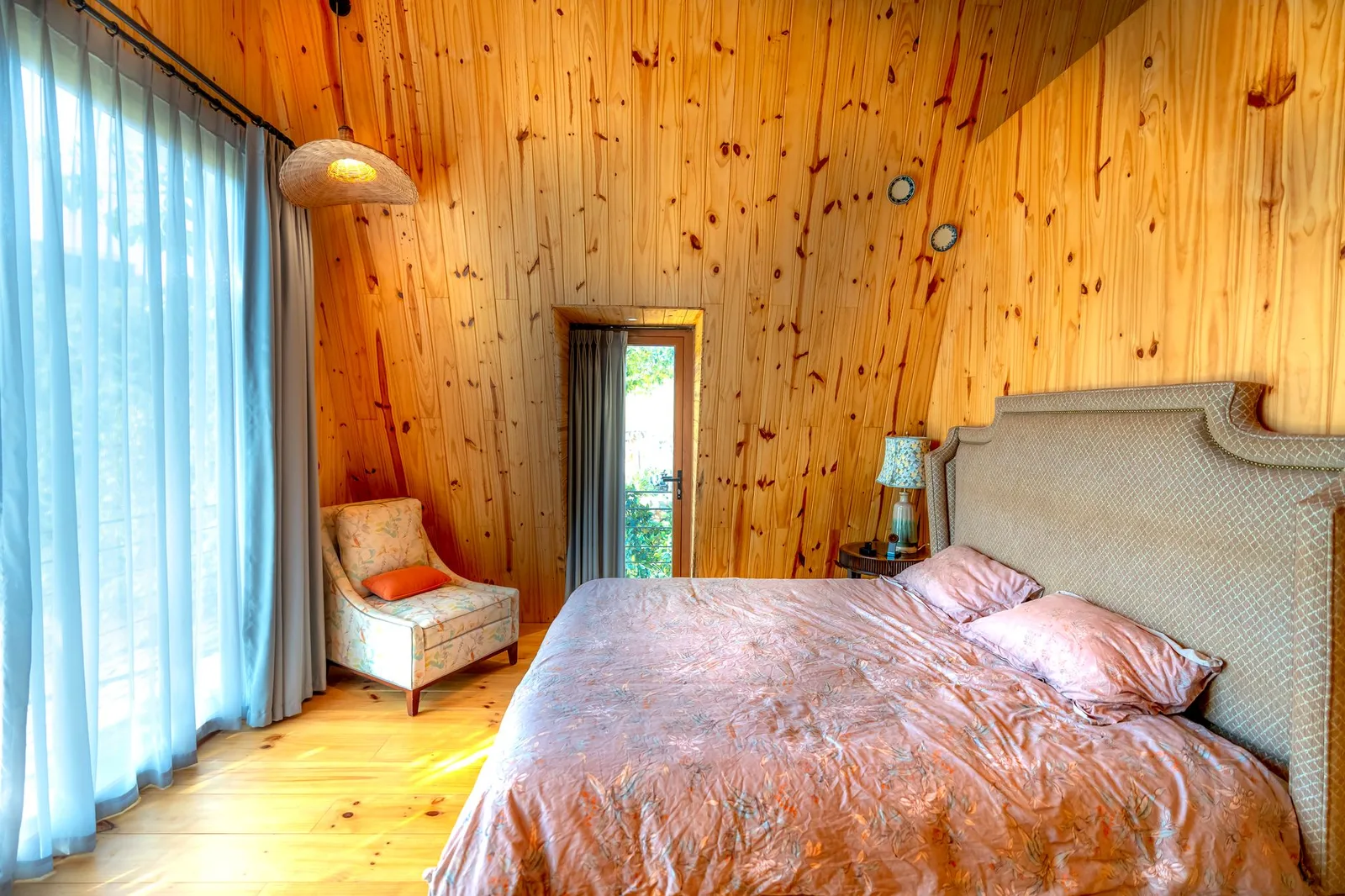 Phòng nghỉ homestay ấm cúng với giường êm và nội thất gỗ